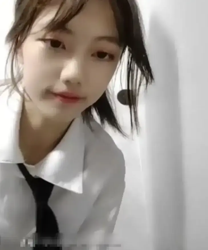 《贺子涵》直播意外真实记录-妈妈突袭引发全程高能反转-完整版贺子涵云端极速共享-纯净视听沉浸体验