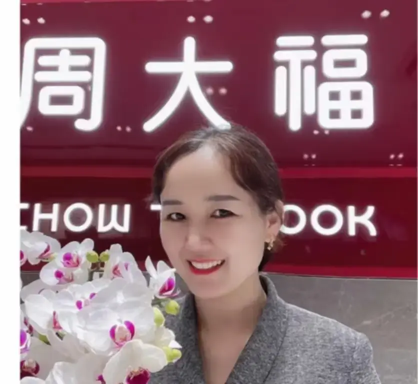 盐城射阳周大福金店一拖三事件完整版视频 - 周大福一拖三全程回顾 - 附完整版视频在线观看