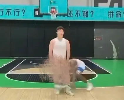 《牛教练的裤子》1080P高清画质免费看-黑哥偷袭牛教练裤子甩两圈爆笑视频-《牛教练的裤子》牛教练球场追逐战全集-无广告在线播放